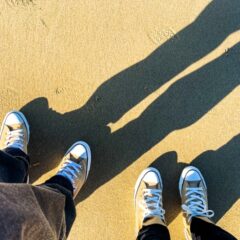 カップルでペアルックをする時のコツは？おすすめのグッズも紹介