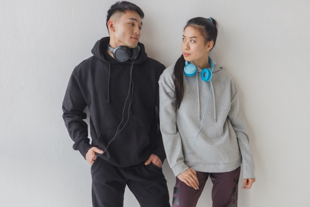 パーカーを着るカップル