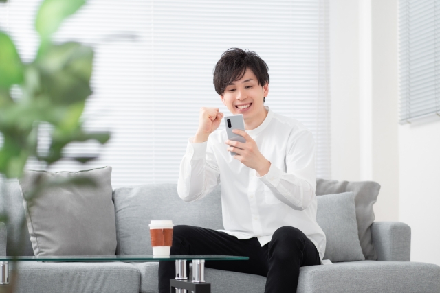 彼女からの連絡に喜ぶ男性