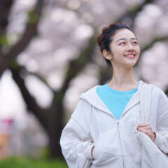 パーカーの紐はどうするべき？結び方やアレンジ方法をそれぞれ解説