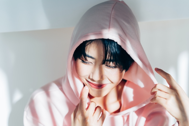 パーカーを着る笑顔の女性