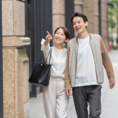 カップルで服をシェアするメリットは？おすすめの服の種類も解説