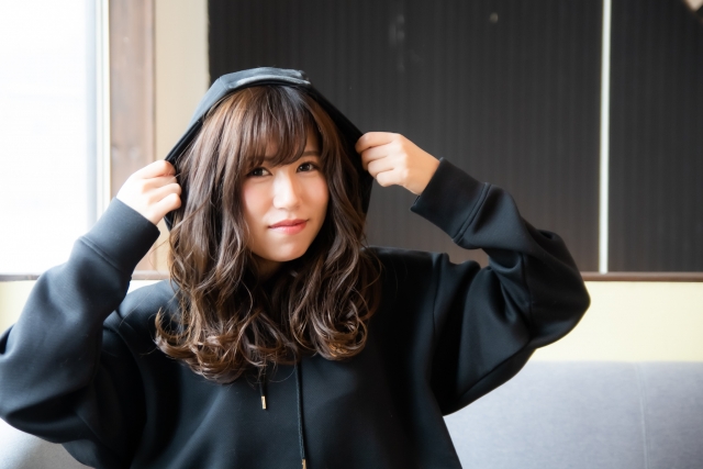 パーカーの女性