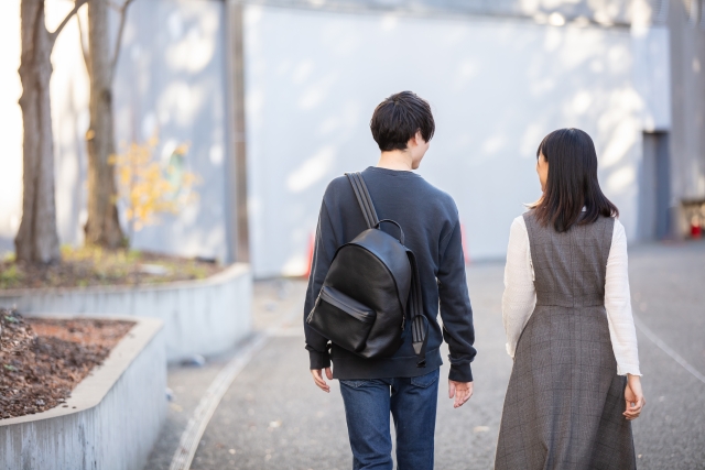 付き合う前に初デートをしている大学生