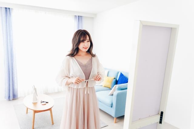 初デートの服装を選んでいる女性