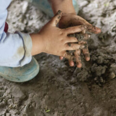 子供服の汚れの落とし方は？汚れの種類別の方法や応急処置法を紹介