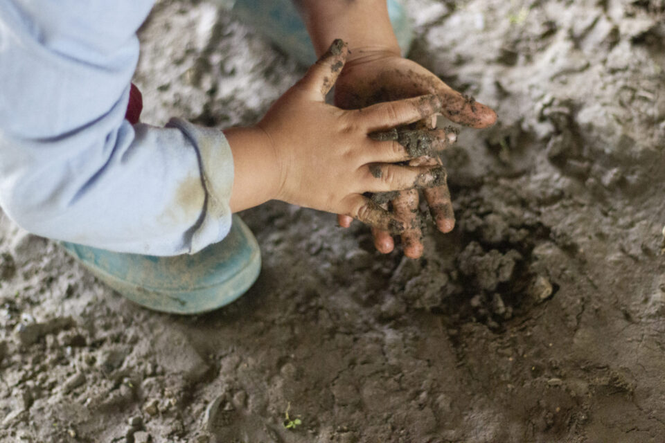 泥遊びをする子供